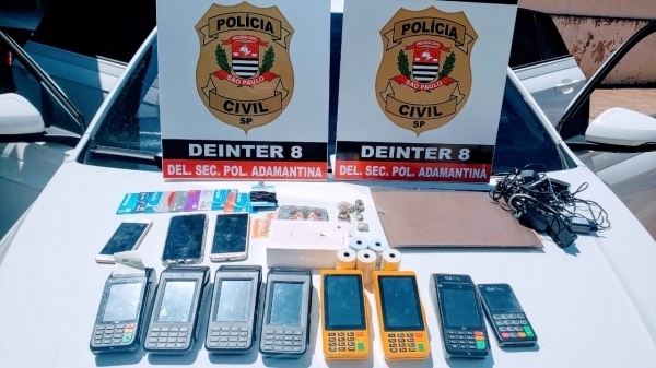 Objetos ligados aos golpes apreendidos pela Polícia Civil de Adamantina em novembro de 2020, com os dois criminosos (Polícia Civil).
