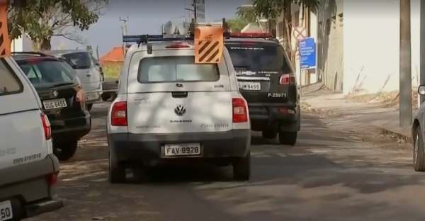 Técnicos da CPFL e policiais civis do GOE realizam buscas em Birigui  (Foto: Reprodução/TV TEM).