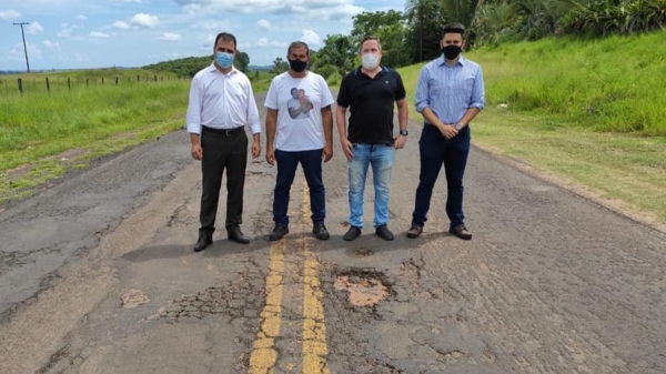 Deputado Márcio da Farmácia com os vereadores Bigode da Capoeira, Rafael Pacheco e Alcio Ikeda, na Rodovia Plácido Rocha (Foto: Da Assessoria).