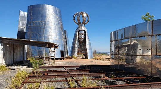 Peças da estátua gigante estão em um terreno às margens da Via Dutra. Estrutura foi criada com a expectativa de ser mais alta que o Cristo Redentor (Reprodução: Fábio França/G1).