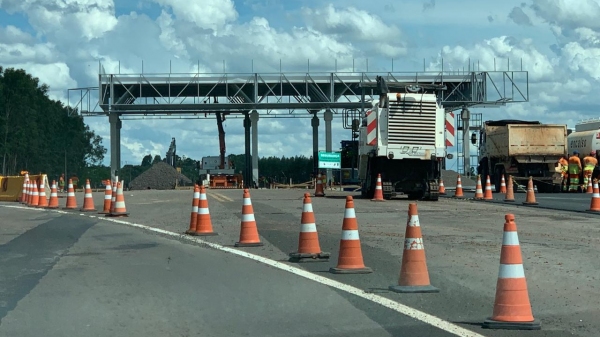 Novo cenário nas estradas da região: obras da praça de pedágio na SP-294, em Iacri, em 17 de dezembro (Foto: Maikon Moraes/Siga Mais).