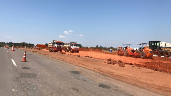 Equipes trabalham com obras no km 551, entre Iacri e Parapuã (Foto: Siga Mais).