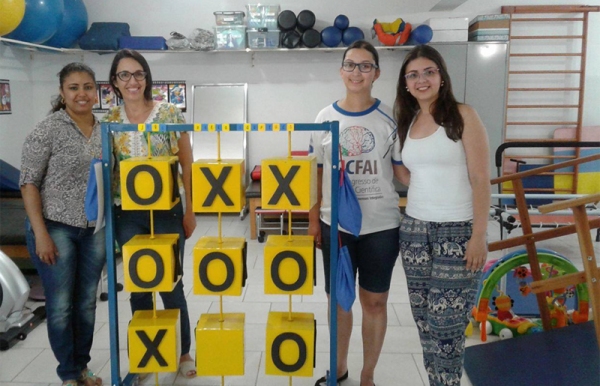 Representantes da APAE de Adamantina agradeceram a doação dos materiais pedagógicos adaptados desenvolvidos pelos alunos de Pedagogia da UniFAI. (Foto: Arquivo Pessoal)