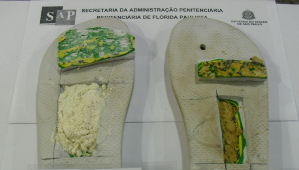 Agentes penitenciários descobrem chinelos com fundo falso, em visita a presos (Foto: SAP).