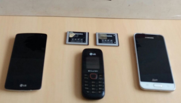 Celulares foram apreendidos com casal de agentes penitenciários, ao chegar com o próprio veículo ao trabalho, na Penitenciária de Junqueirópolis (Fotos: Cedidas/Deinter 8).