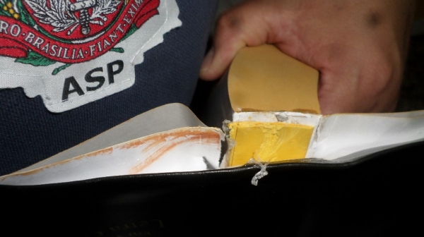 Droga sintética fio encontrada no interior de duas bíblicas (Cedida/SAP).