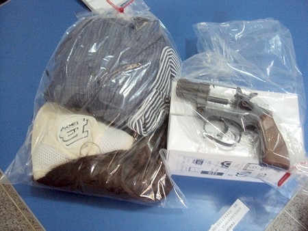Blusa e boné, as duas caixas celulares e a arma de plástico usada durante o assalto (Foto: M.Maia/JR)