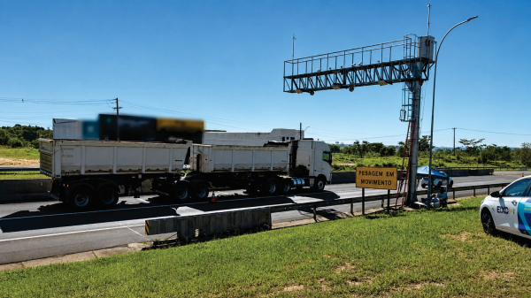 Equipamento faz verificacao de peso e dimensoes da carga com os veiculos em movimento (Cedida).