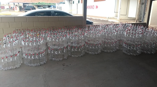 Previsão é a produção de aproximadamente 80 lixeiras confeccionadas com as garrafas pets para o recinto poliesportivo (Foto: Da Assessoria).