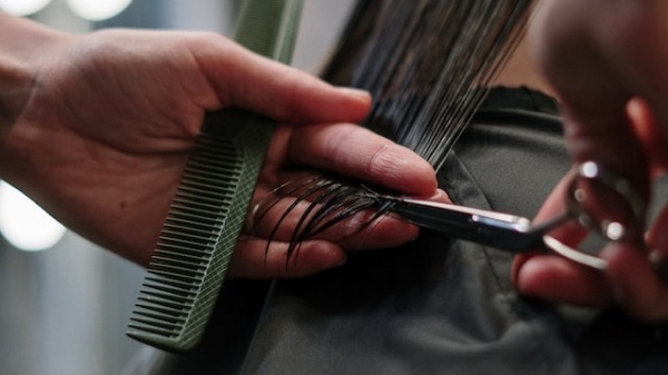 Um dos cursos disponíveis é de cabeleireiro (Imagem Ilustrativa: Cottonbro Studio/Pexels).