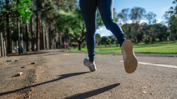 A OMS alertou que a atividade física regular é fundamental para a prevenção e o controle de doenças cardíacas, diabetes tipo 2 e câncer, além de diminuir os sintomas de depressão e ansiedade, reduzindo o declínio cognitivo e melhorando a memória e saúde do cérebro (Foto de Daniel Reche no Pexels).