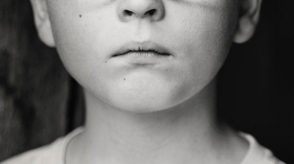 FamÃlia acolhedora é uma pessoa ou famÃlia que se dispõe a acolher crianças e adolescentes que foram afastados do convÃvio com sua famÃlia de origem e estão sob medida protetiva (Foto: Kat Smith/Pexels).