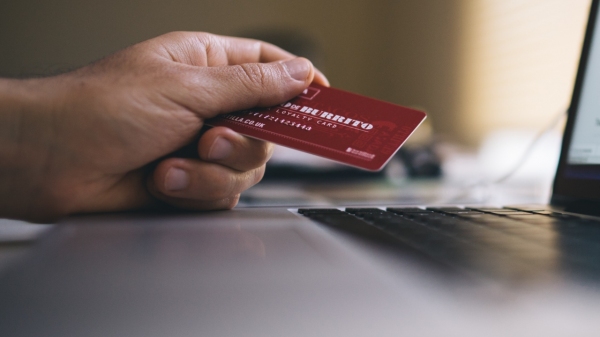Ferramenta para parcelamento de multas está disponÃvel no site do DER (Imagem: Pexels).