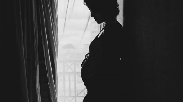 Mulher foi ao hospital após ter cólicas e sangramentos, onde descobriu que o feto estava morto e que estava em processo de abortamento (Imagem ilustrativa. Foto de Rafael Henrique no Pexels).