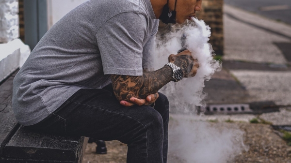 Decisão mantém a proibição de importação, propaganda e venda de cigarros eletrônicos no Brasil (Foto: Ryan Grice/Pexels).