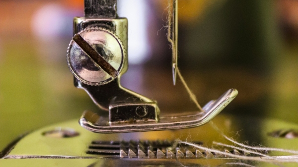 O curso de reta industrial é voltado ao mercado de sofá e artigos para pet, porém as técnicas ensinadas poderão ser aplicadas em qualquer nicho industrial (Imagem: Skytoner no Pexels).