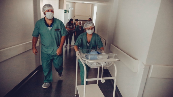 Projeto prevê piso mÃnimo inicial para enfermeiros no valor de R$ 4.750 (Foto: Vidal Balielo Jr/Pexels).
