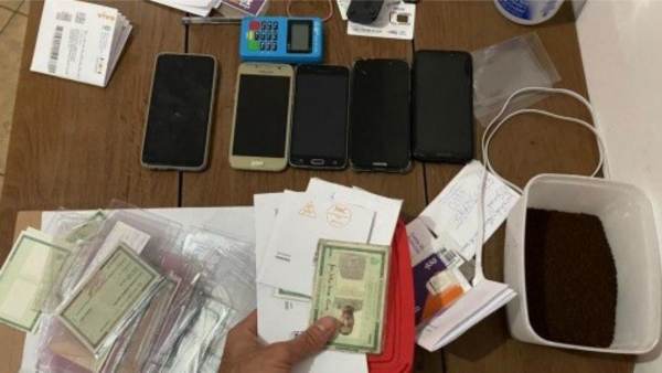 Celulares, documentos e outros materiais apreendidos nas buscas (Divulgação/PF).