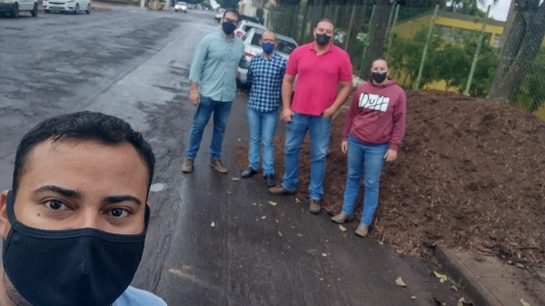Professores Tiago Rafael e Daniel Squizatto com representantes da Secretaria Municipal de Agricultura e Meio Ambiente (Divulgação).
