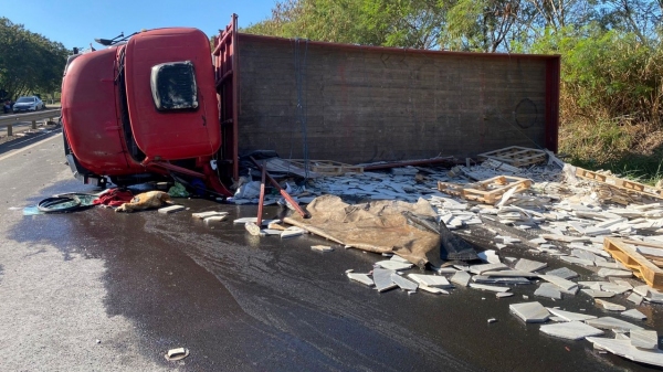 Caminhão atingiu defensa divisora da pista e tombou (Cedida/PM Rodoviária).