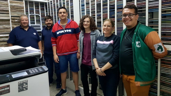 Integrantes da equipe da emissora e os quatro estudantes visitantes (Divulgação).