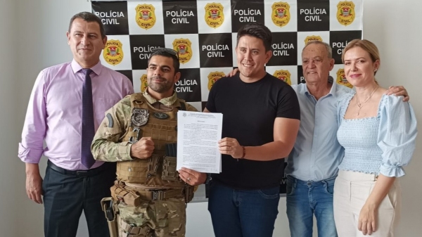 O policial civil Charlie Hartin Oliveira de Godoy homenageado após conclusão do curso, com extrema carga de treinamento (Cedida/PC).