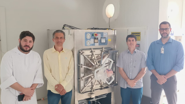 Representantes da Santa Casa e FAI e o novo equipamento (Cedida/Da Assessoria).