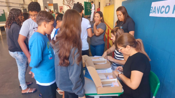 No banco os alunos retiram o HK Dolar, moeda criada pela Escola (Cedida).