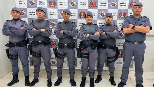 Nas laterais major Ederson e tenente-coronel Marcelo Cavalcante, e ao centro os quatro novos aspirantes a oficiais (Cedida/PM).