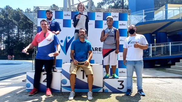 Guilherme Barbosa, no alto do podium. À sua frente o pai e treinador Carlos Barbosa, no último fim de semana, nos Jogos Escolares do Estado de São Paulo (Cedida).