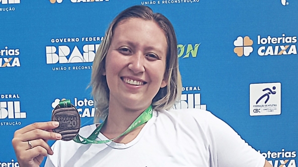 A atleta Julia Barbosa no campeonato brasileiro realizado em Cascavel, no Paraná (Da Assessoria).