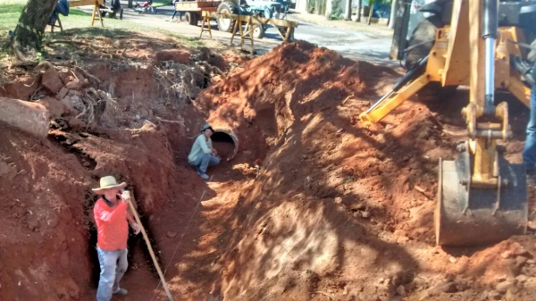 Equipe da Secretaria de Obras trabalha na recuperação de tubulação, nas proximidades do banheiro público do Parque dos Pioneiros (Foto: Assessoria de Imprensa).