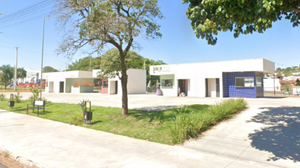 Quiosques no Parque dos Pioneiros (Google Street View).