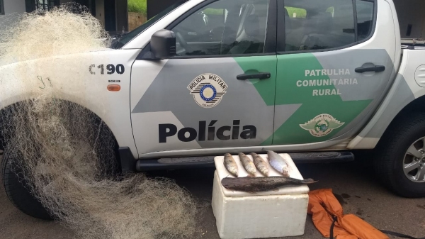 Materiais foram apreendidos e pescador multado (Foto: Cedida/PM Ambiental).