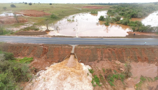 Imagens feitas com drone revelam volume de águas em obra recém entregue pelo DER na rodovia SP-294 (Foto: Alexandre Lopes/Reprodução Site Jorge Zanoni).