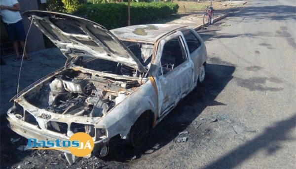 Carro ficou destruído, após ser incêndio criminoso, cometido supostamente pelo ex-marido da proprietária (Fotos: Reprodução/Bastos Já).