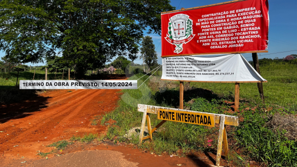 Placa da obra informa prazo como sendo 14 de maio (Siga Mais).