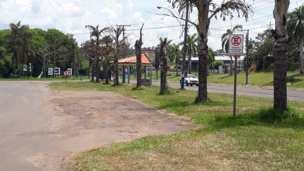 Placas na avenida Francisco Antônio Fortunato, na região de quiosques, na Via de Acesso da cidade de Lucélia (Divulgação/PML).