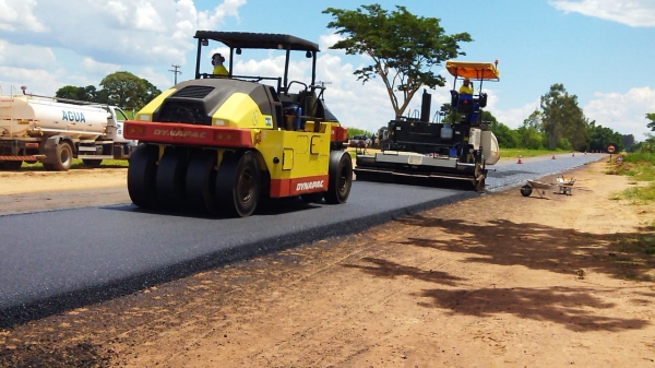 Máquinas da TCL na obra, iniciando o recape de 26,4 km da Plácido Rocha (Cedida/TCL).