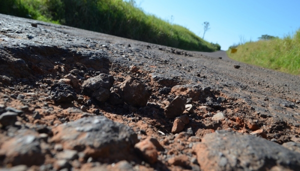Trecho da Rodovia Plácido Rocha, em Adamantina, é alvo de investigação do Ministério Público (Foto: Acácio Rocha).