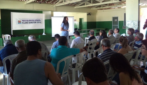 Reunião realizada no distrito de Jamaica, em Dracena, para discutir junto à comunidade a revisão do Plano Diretor (Foto: Assessoria de Imprensa).