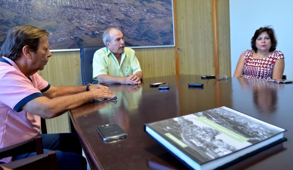 Secretário Paulo Purificação, prefeito Dr.Pacheco e a presidente da Câmara, Maria de Lourdes Santos Gil, com a versão encadernada do Plano de Mobilidade Urbana de Adamantina (Foto: Acácio Rocha).