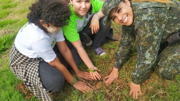 Crianças participaram do plantio de árvores (Divulgação/PM Ambiental).
