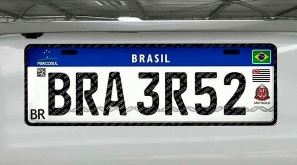 Nova placa apresenta o padrão com 4 letras e 3 números, o inverso do modelo atualmente adotado no país com 3 letras e 4 números, e QR Code (Reprodução).