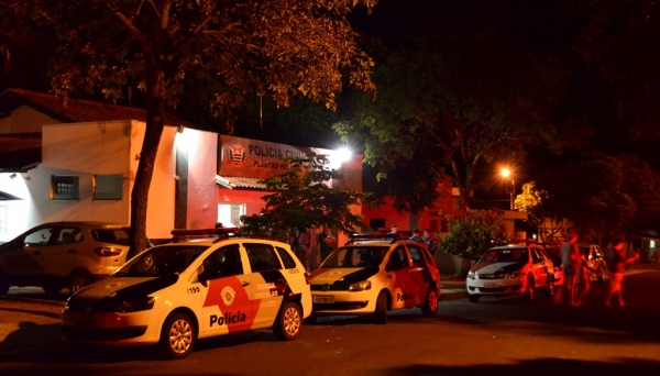 Quatro pessoas foram presas pela PolÃcia Militar e levadas ao Plantão da PolÃcia Civil (Foto: Acácio Rocha).