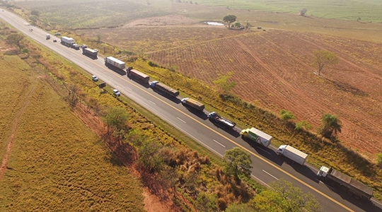 Caminhões foram parados em ponto de bloqueio, em operação para verificar eventual excesso de peso. Dez caminhões foram autuados (Foto: Cedida/PM Rodoviária).