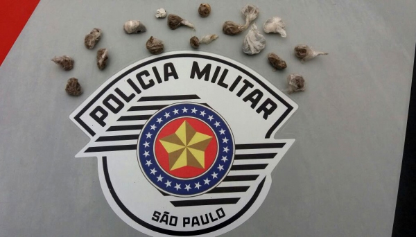 Polícia Militar aborda grupo e localiza 17 porções de maconha (Foto: Cedida/PM).