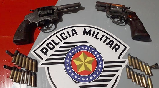 Policiais militares encontraram armas e munições com homem no Jardim Brasil, que foi preso em flagrante (Foto: Cedida/PM).