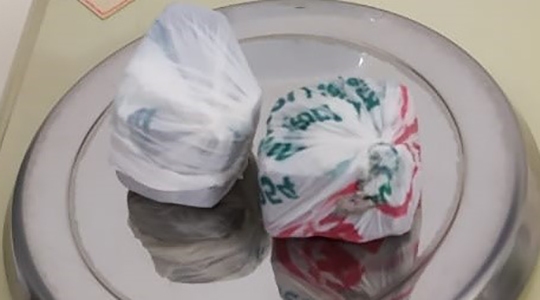 Rapaz tinha consigo 51 gramas de maconha, e foi preso nas proximidades de uma escola pública em Adamantina (Foto: Cedida/PM).