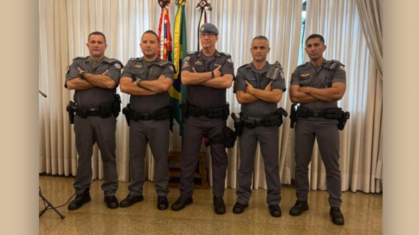 Tenente coronel Ivan Garcia, capitão Ederson, o comandante geral coronel Ronaldo Miguel Vieira, e os homenageados cabo Fortunato e soldado Luzo (Divulgação/PM).